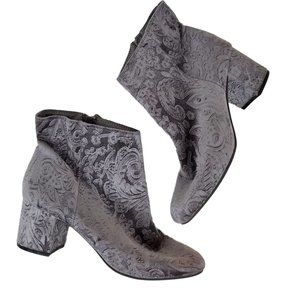 Zigi Zoho Gray Embossed Velvet Nygia Ankle Boots 8.5
